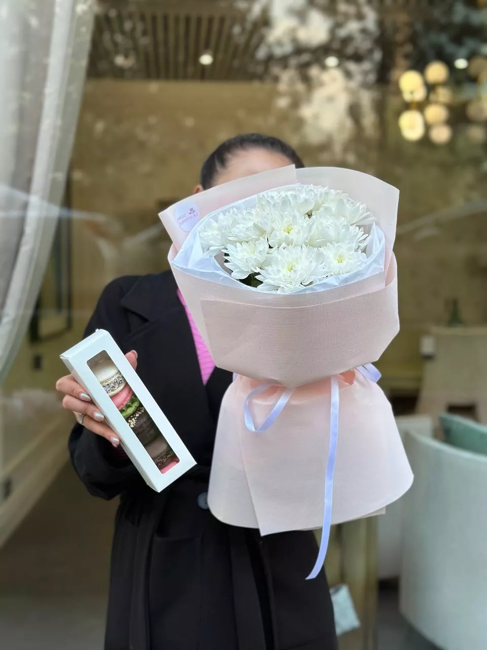 Сет "Макаронс + хризантема" моно букет хризантем и коробочка макаронс