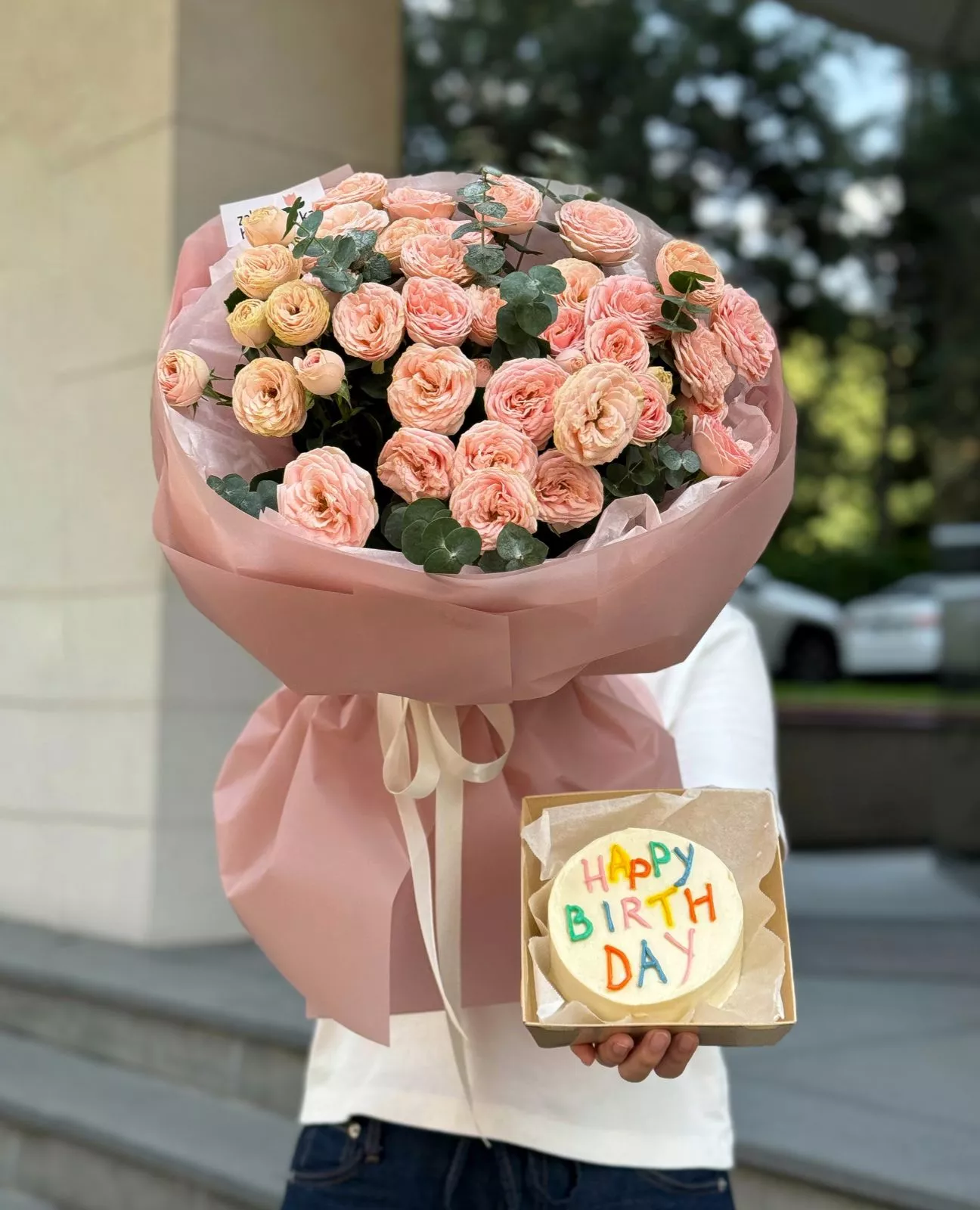 Сет "Ваниль" букет пионовидных спрей роз и бенто тортик