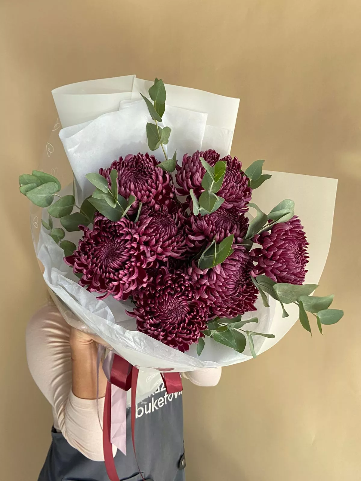 Букет "Карлайл" из крупных хризантем с эвкалиптом