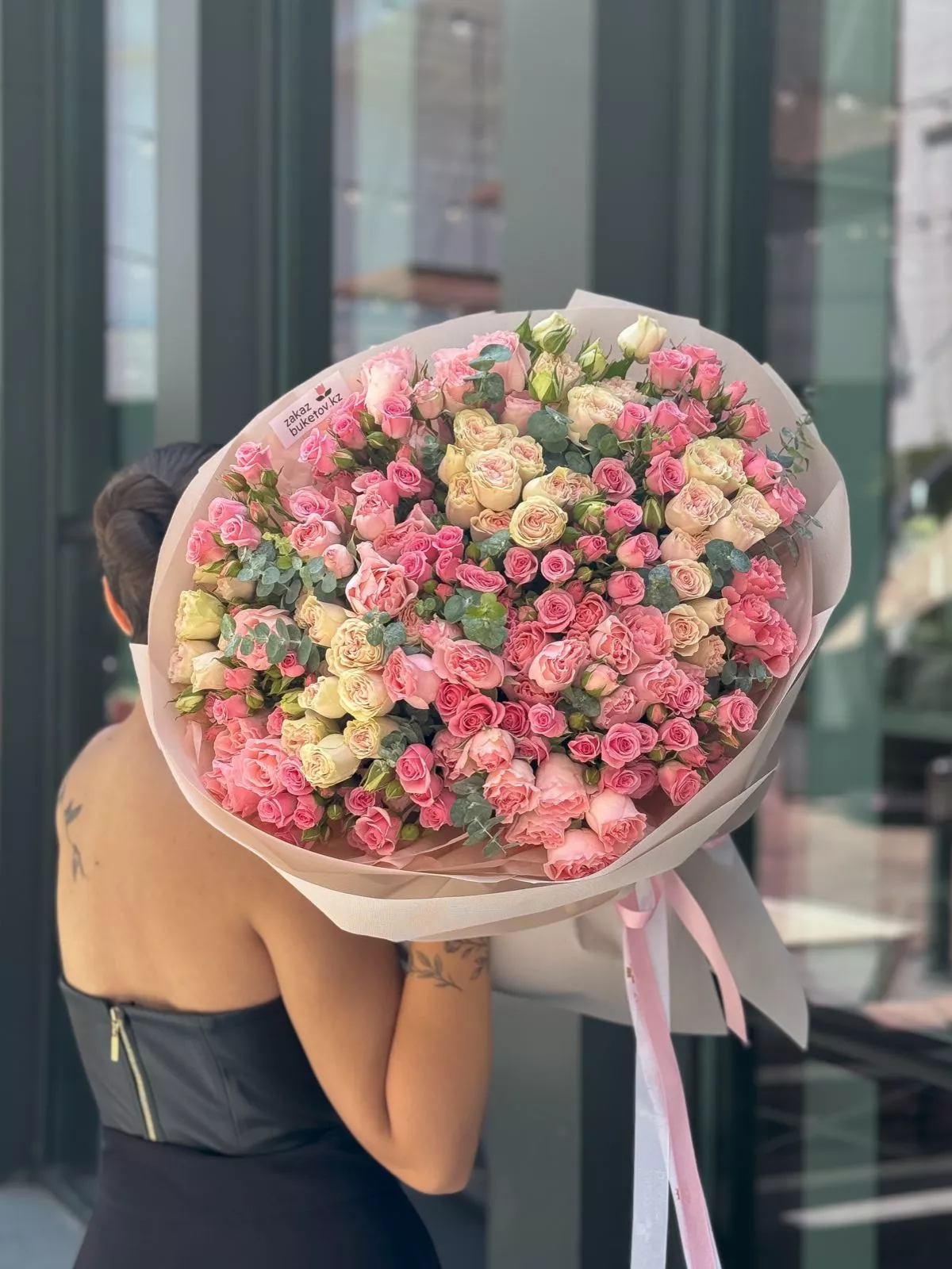 Букет "Комо" из спрей роз и эвкалипта