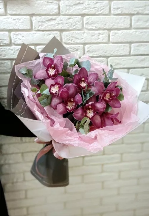 Букет "Дивайн" из орхидей и эвкалипта