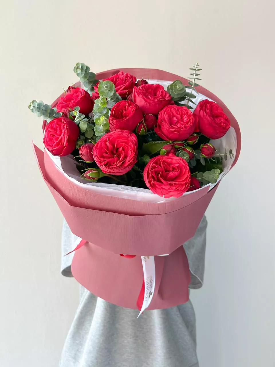 Букет "Страстный аккорд" из роз сорта Red Piano с эвкалиптом