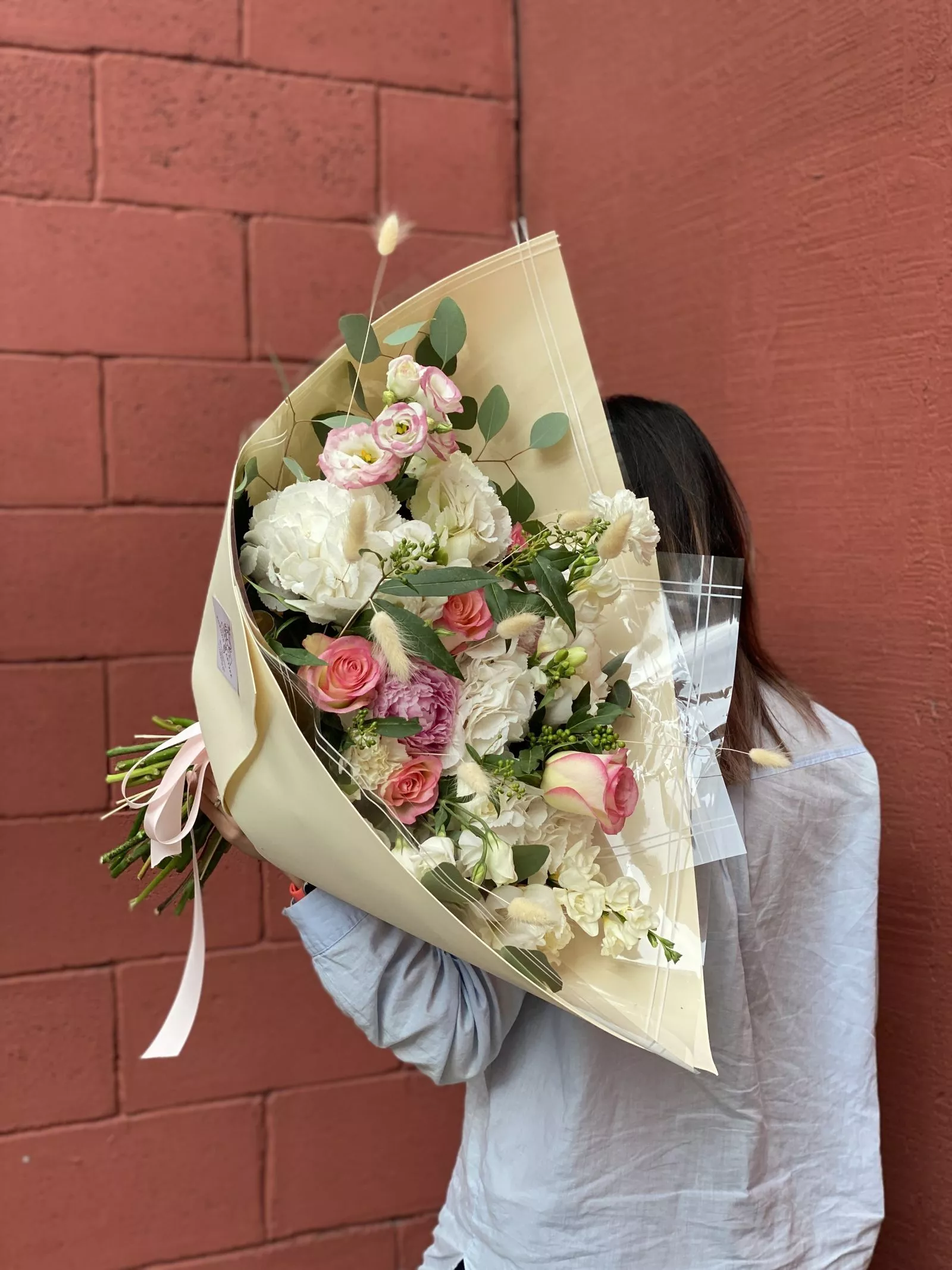 КОМПОЗИЦИЯ "МАМА" из гортензий, лизиантусов и роз