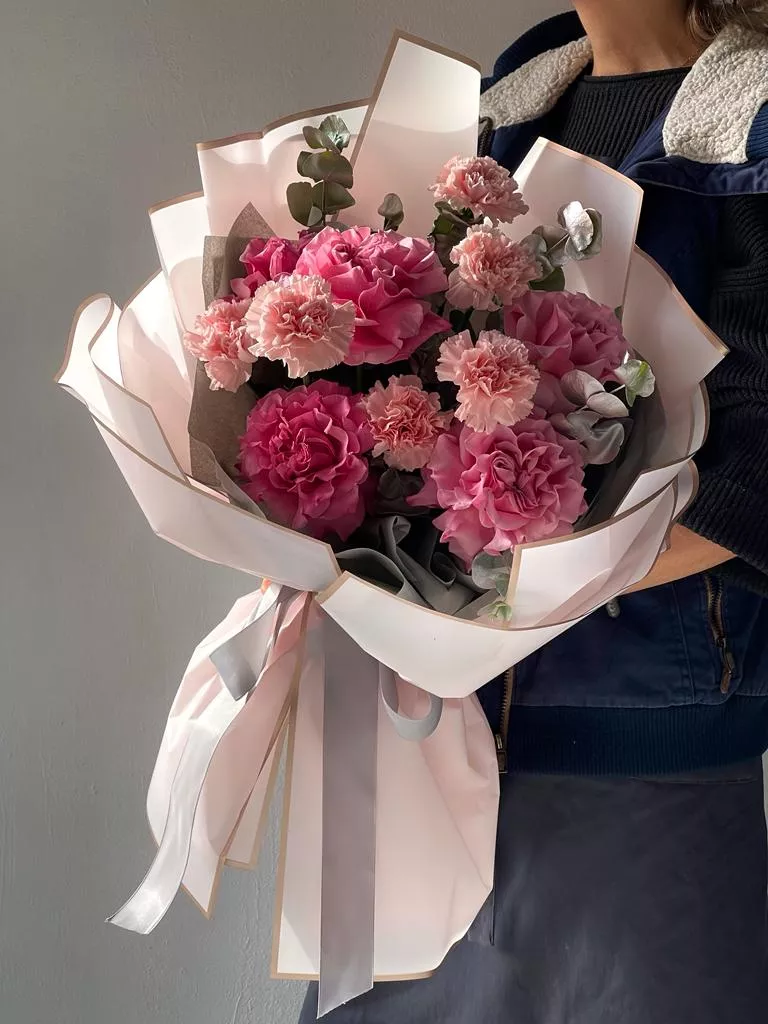 Букет "Сказочная Россыпь" из гвоздик и роз с эвкалиптом