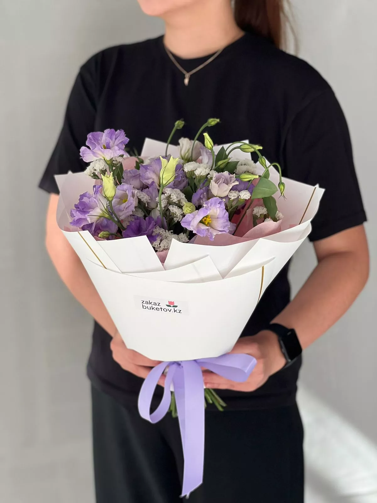 Букет “Лавали” из лизиантусов и статицы