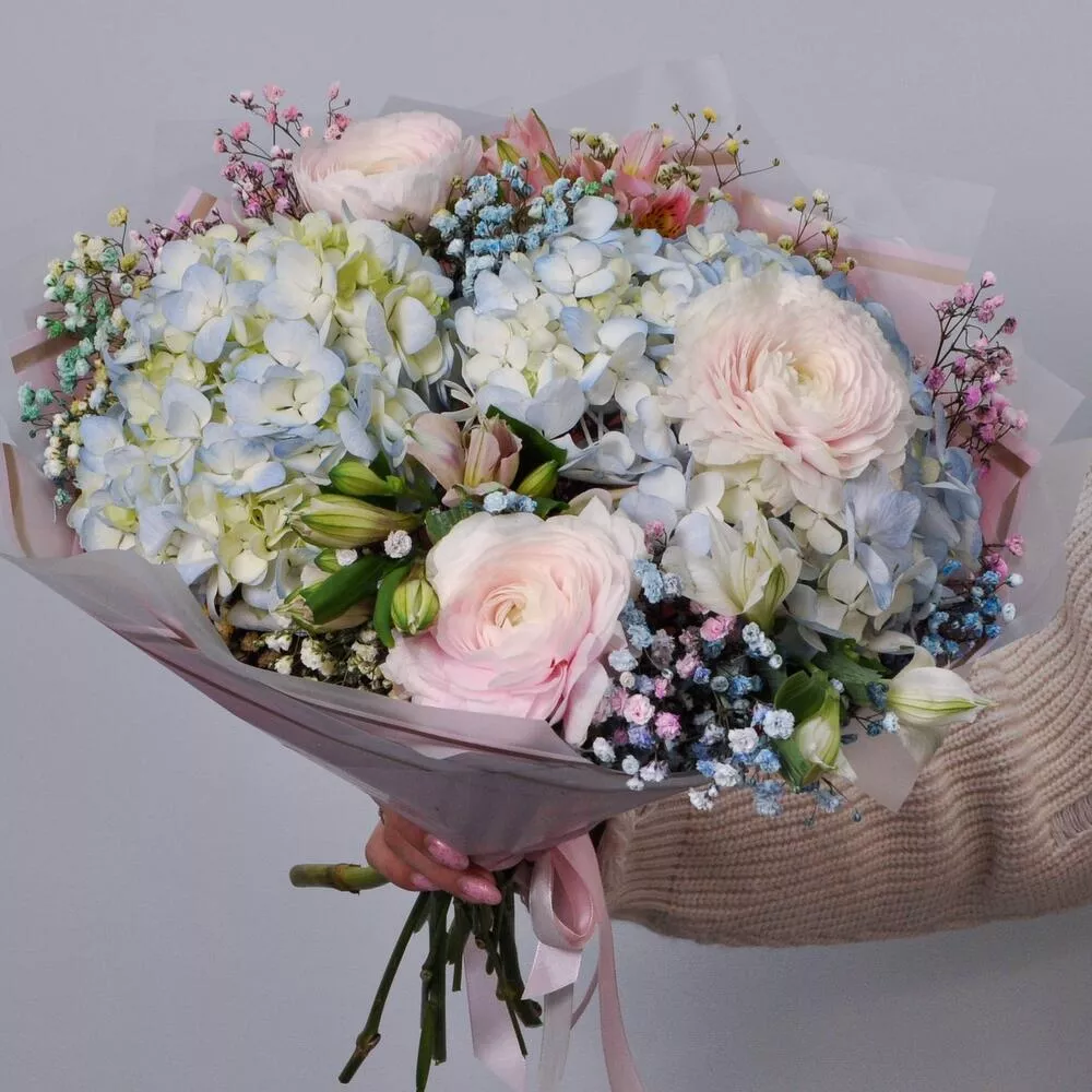 Букет "Звездопад эмоций" из альстромерий, гортензии, ранункулюсов и гипсофилы
