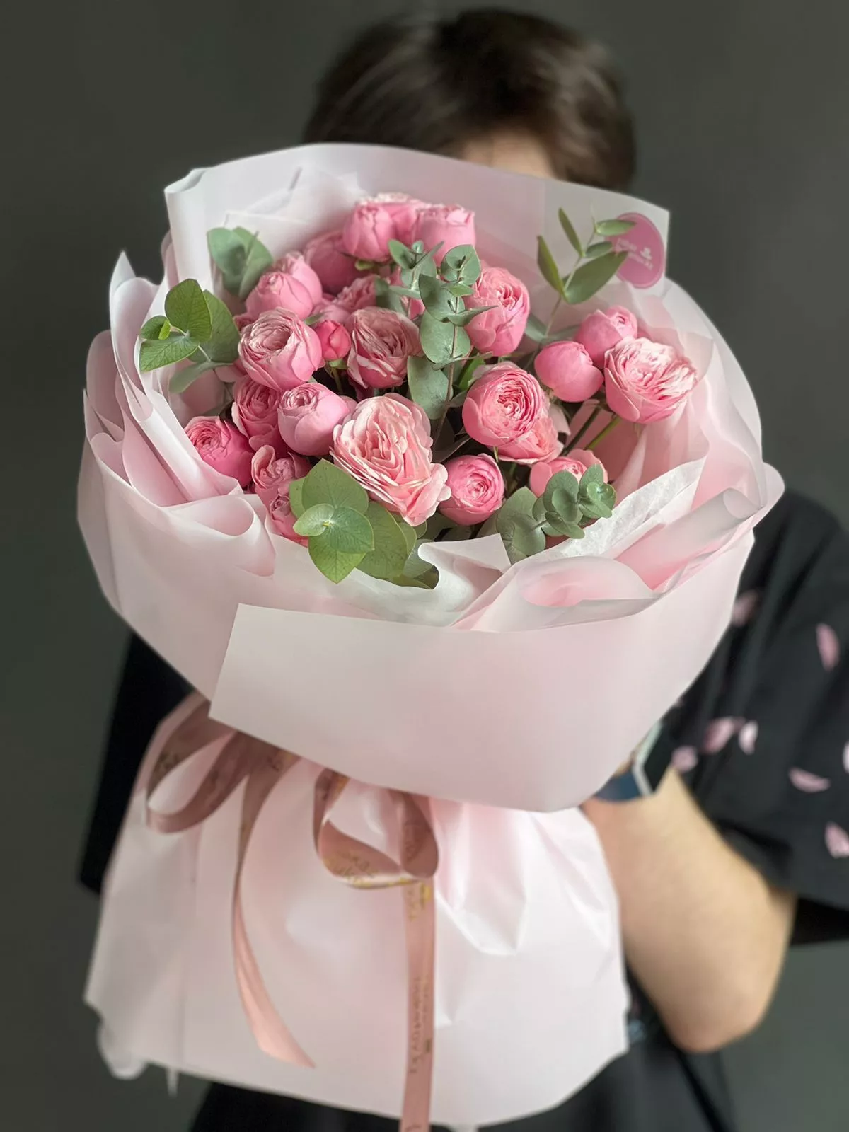 Букет "Наргиза" из пионовидных спрей роз и эвкалипта