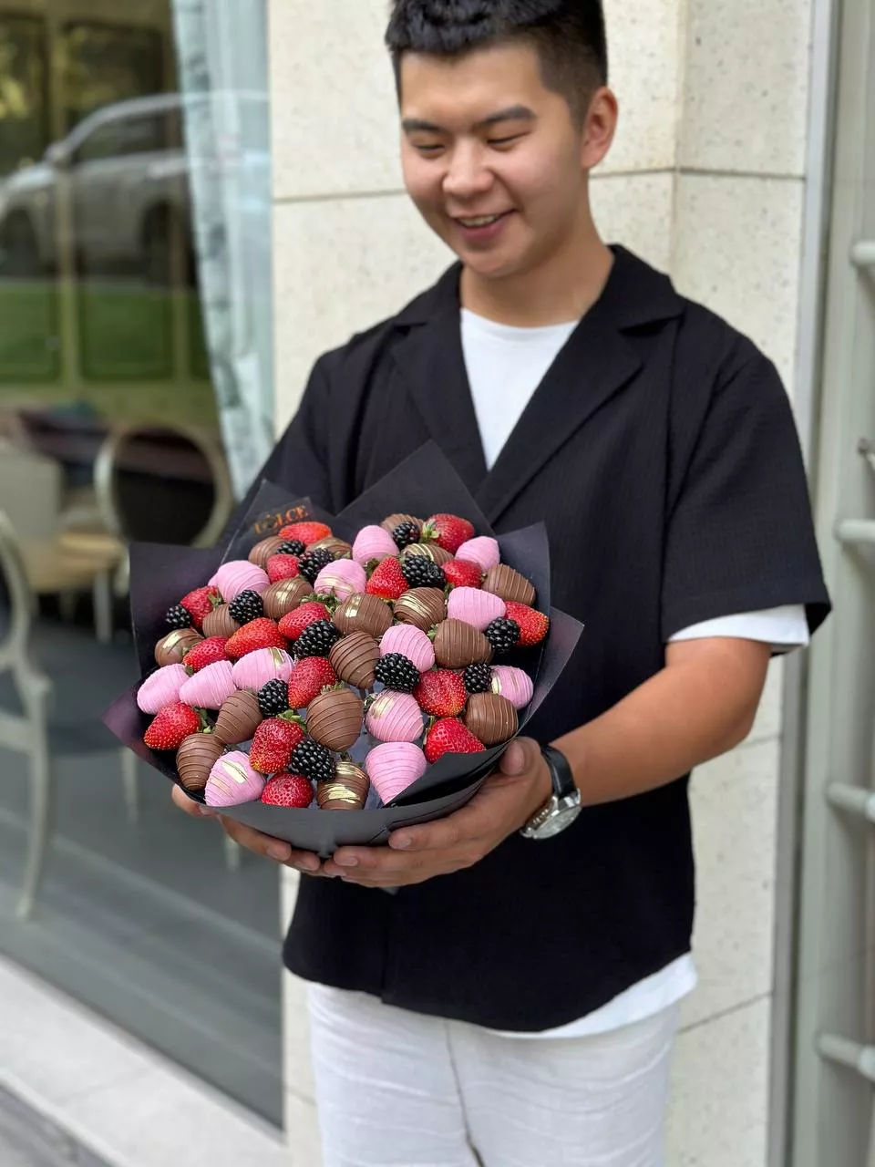 Клубничный конус "Эйфория" из клубники в шоколаде и свежих ягод