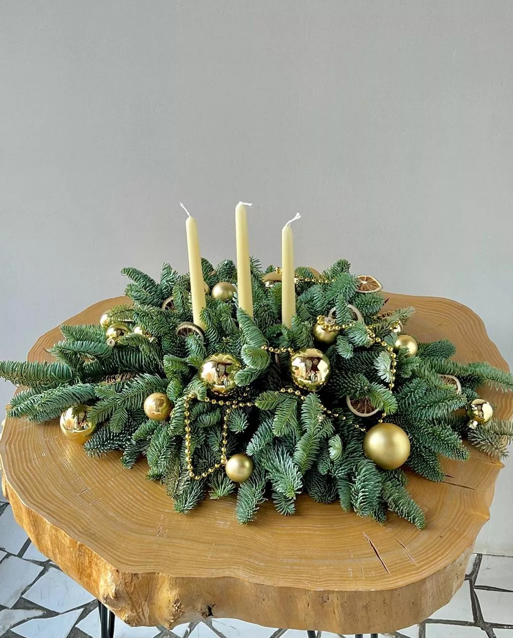 Настольная новогодняя композиция "Gold miracle" из нобилиса