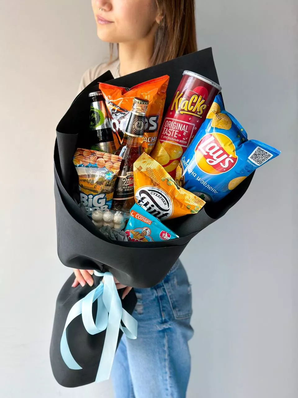 Композиция "Хороший вечер" мужской букет с пивом, чипсами, сухариками и другими снэками 