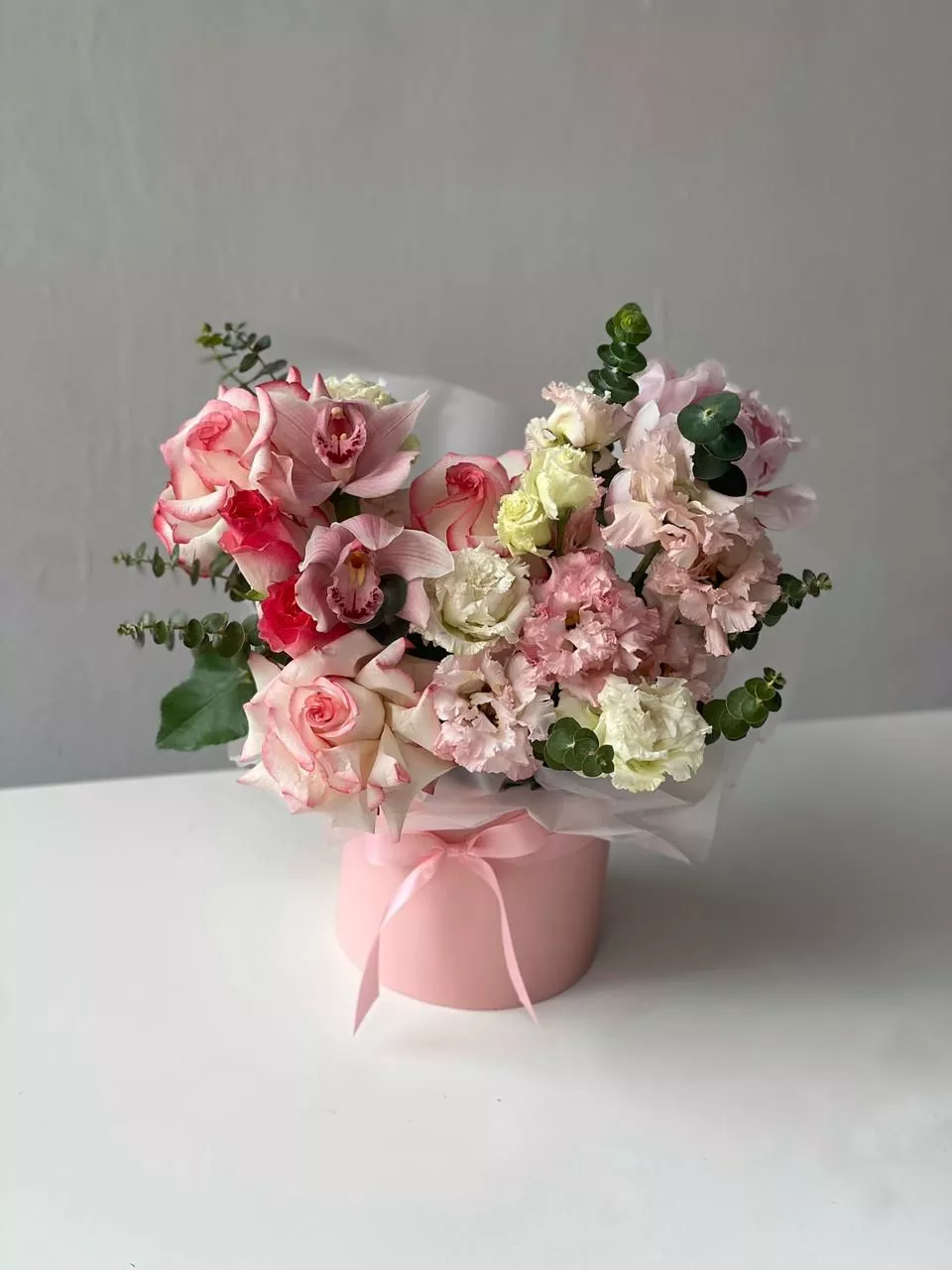 Композиция "Цветочный вальс" из роз, пионов и орхидей