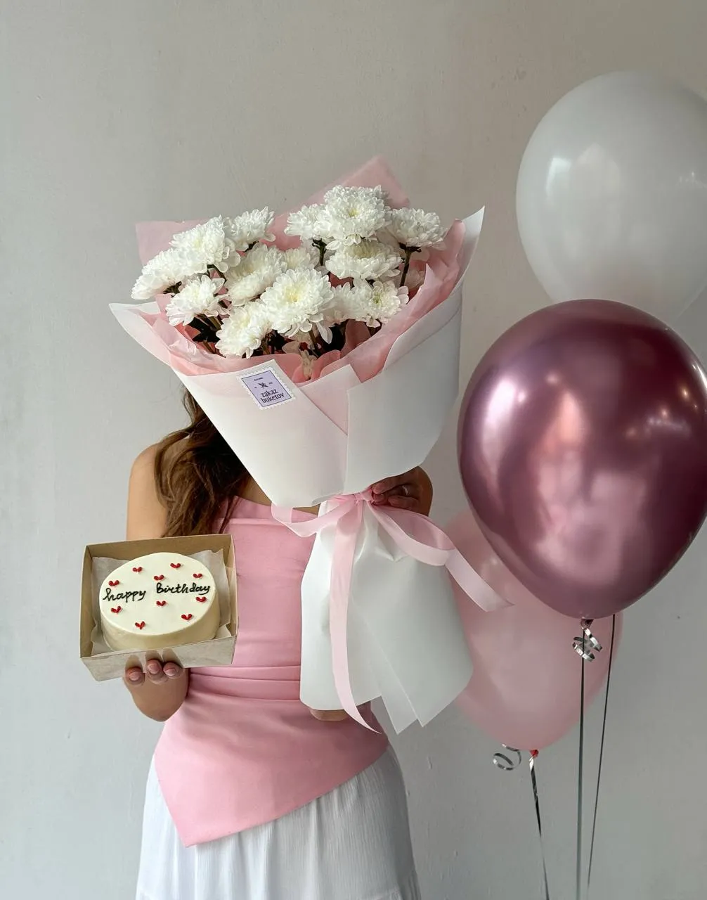 Сет "Розовый вечер" букет хризантем, бенто тортик и воздушные шарики