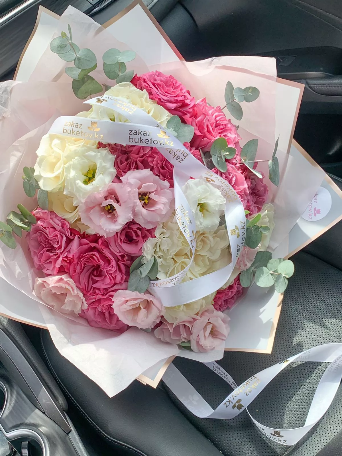 Букет "Нежное сердце" из роз и лизиантусов