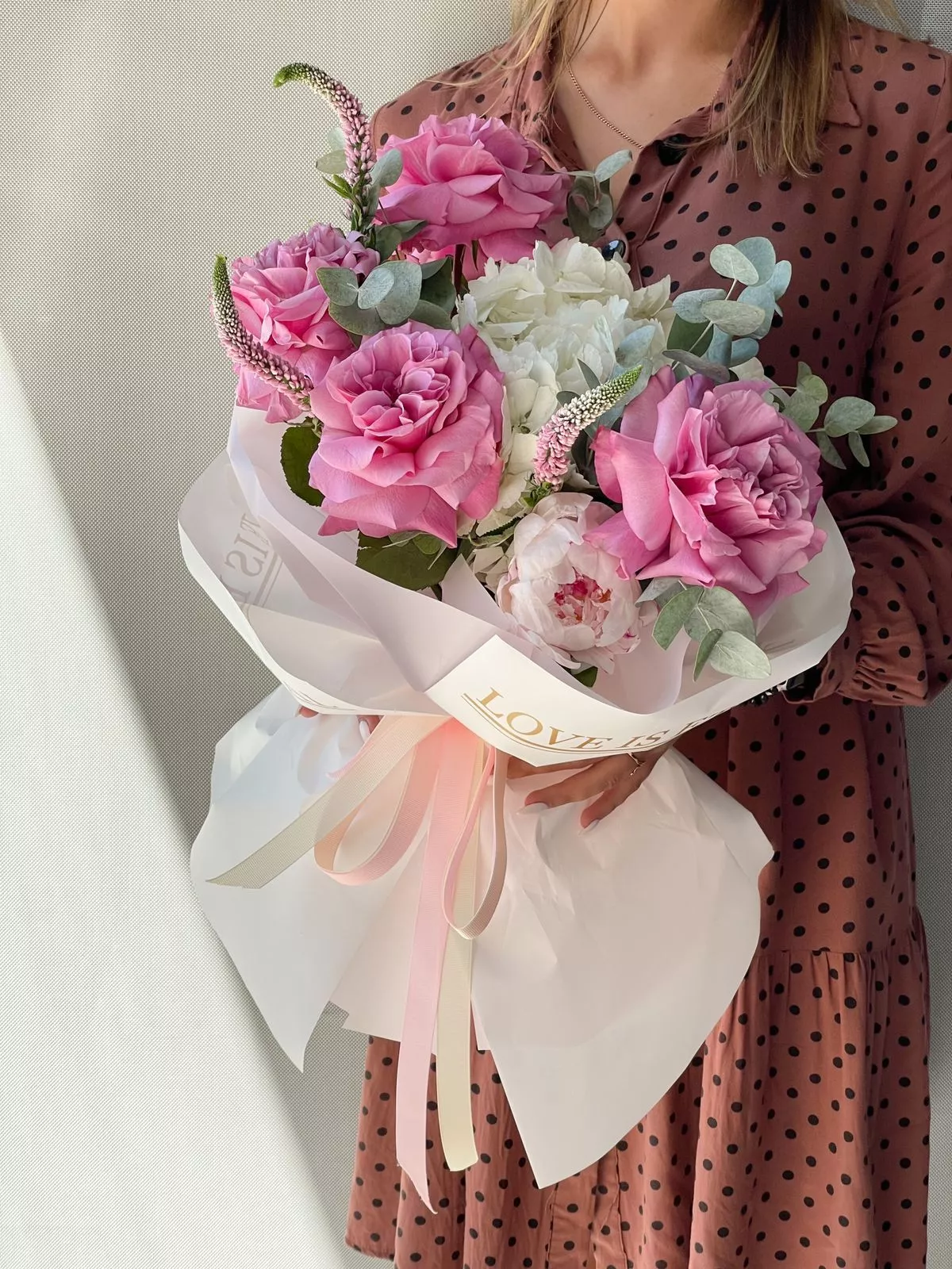 Букет "Innuendo" из роз и вероники