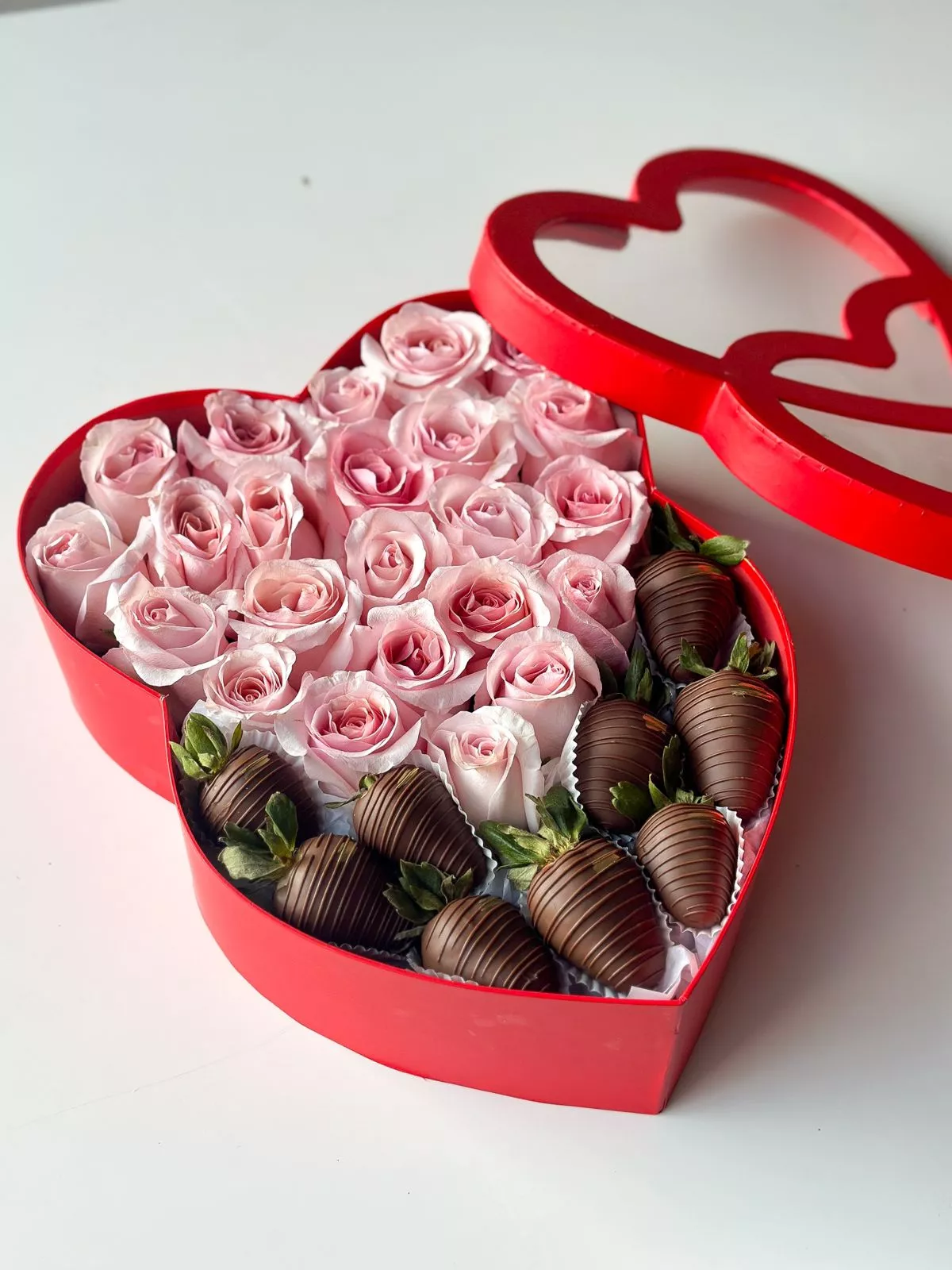 Клубничный бокс с розами "Мадемуазель" М клубника в молочном шоколаде с розами