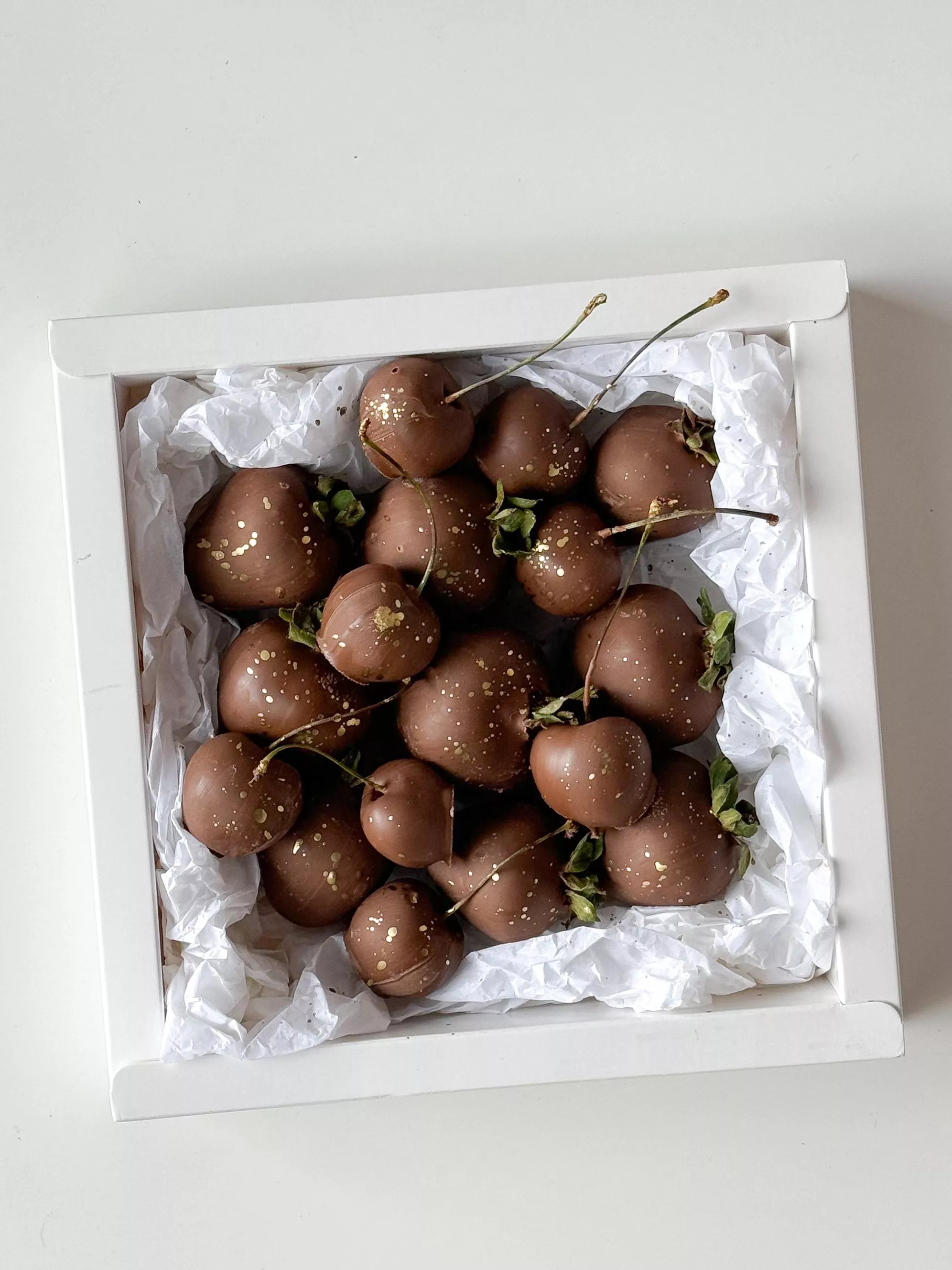 Фруктовый бокс "Dark diamond " клубника и вишня в шоколаде