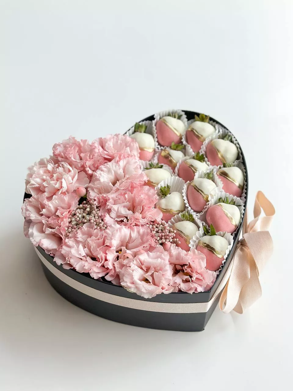 Клубничный бокс с цветами "Рози" клубника в белом и розовом шоколаде