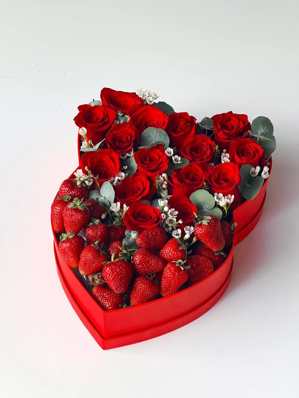 Клубничный бокс с цветами "Darling" с розами