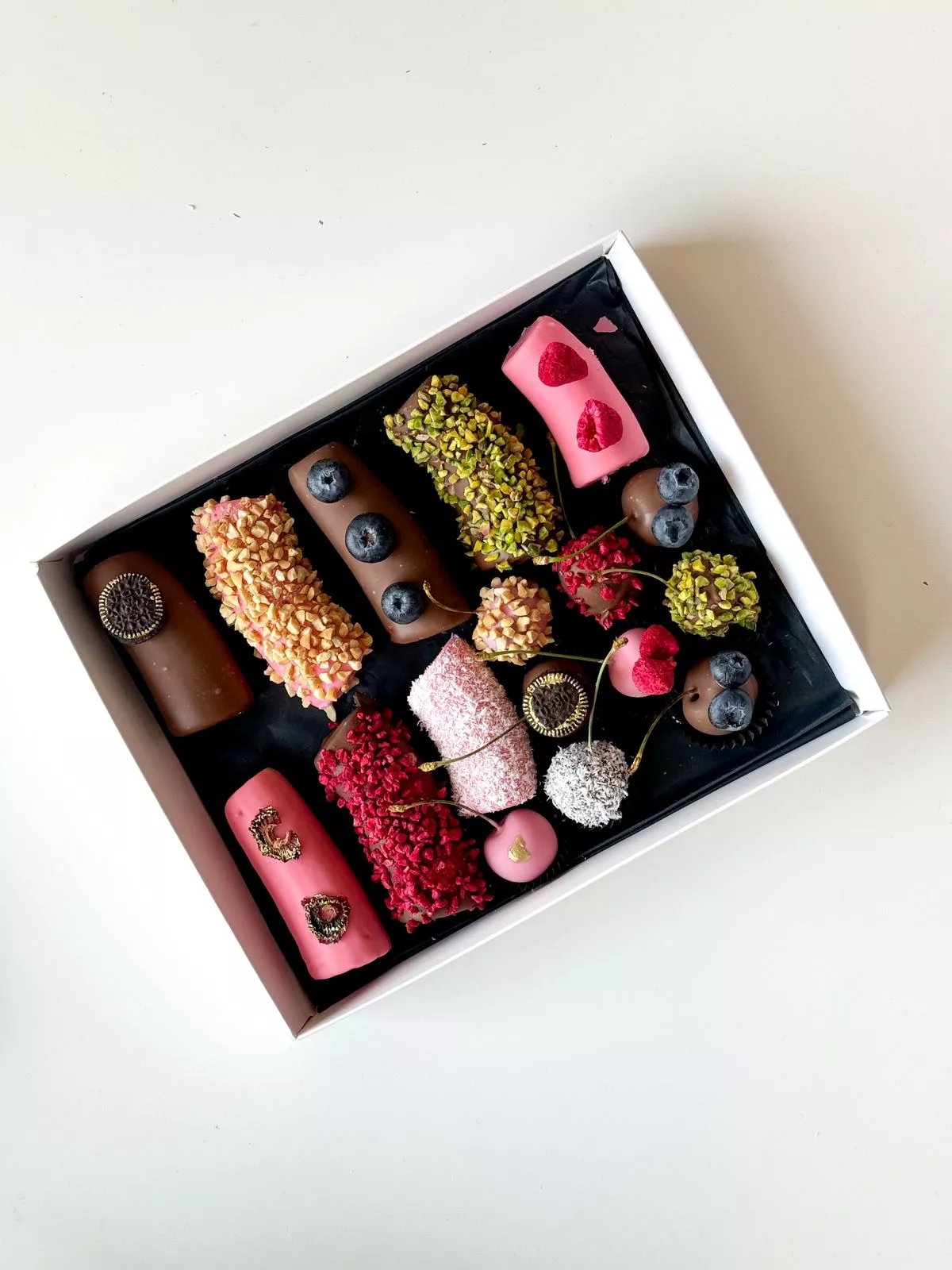 Фруктовый бокс "Tasty" бананы и черешня в шоколаде