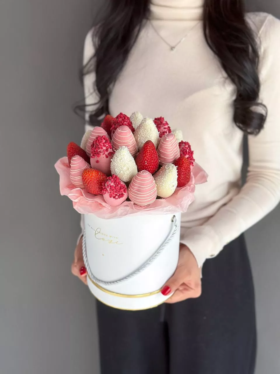 Клубничный бокс "Грация" из клубники в белом и розовом шоколаде