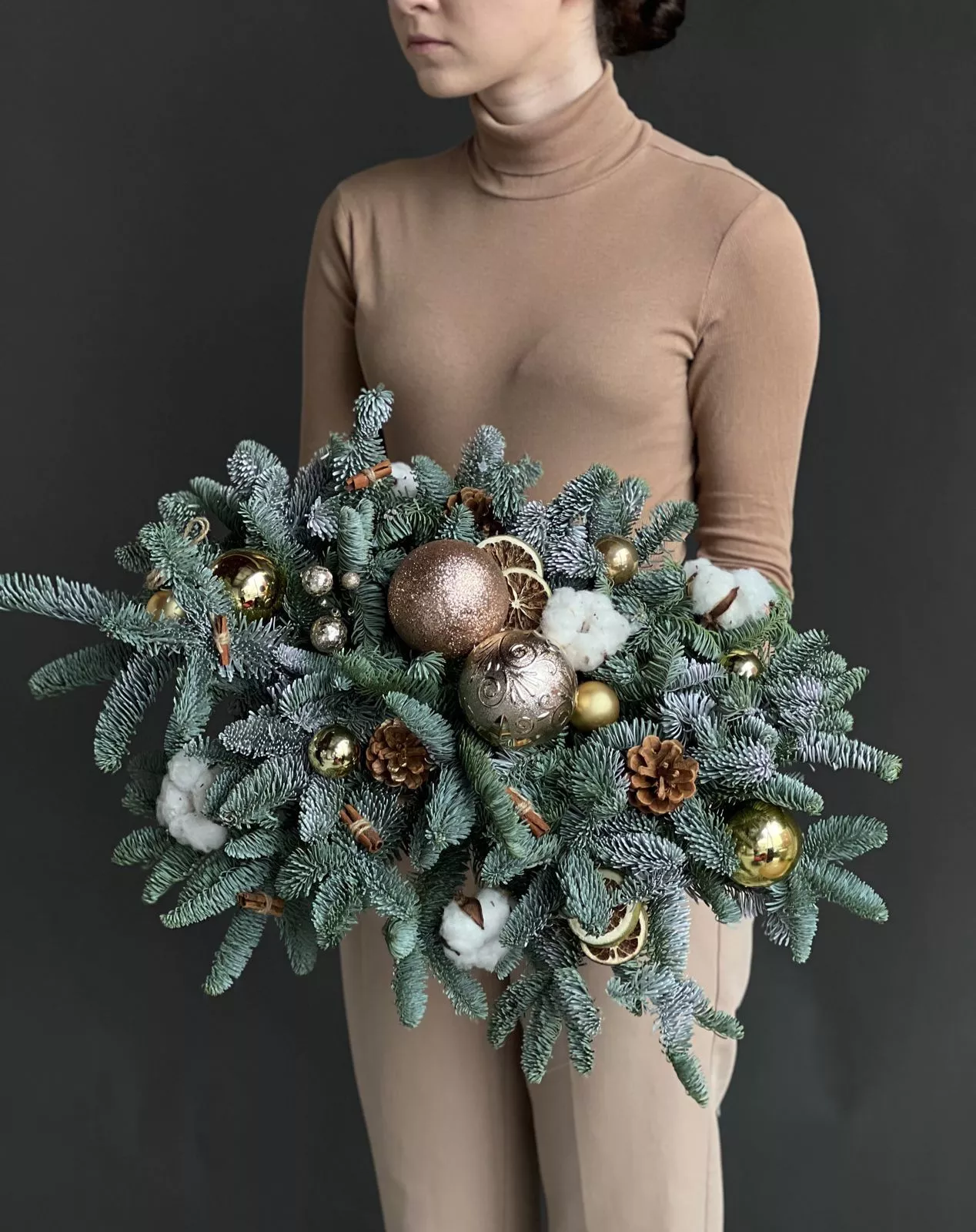 Новогодняя композиция "Новогодний шик" из нобилиса с золотым декором