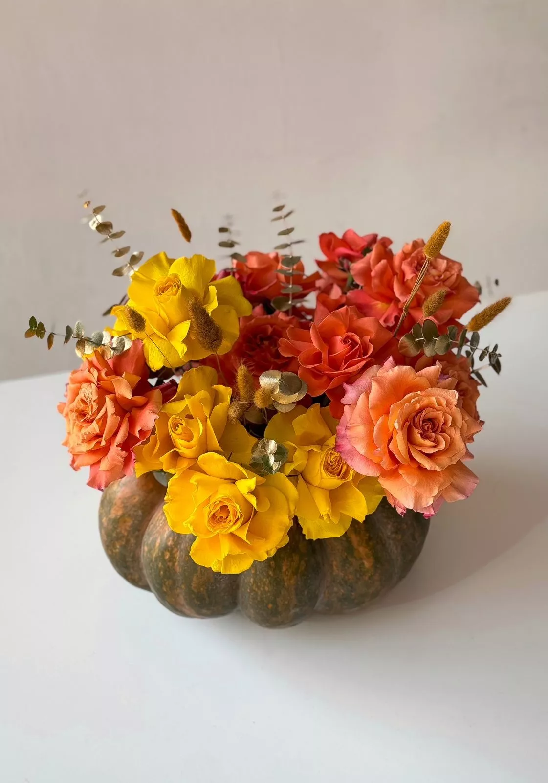 Композиция в тыкве "Феникс" с розами и сухоцветами