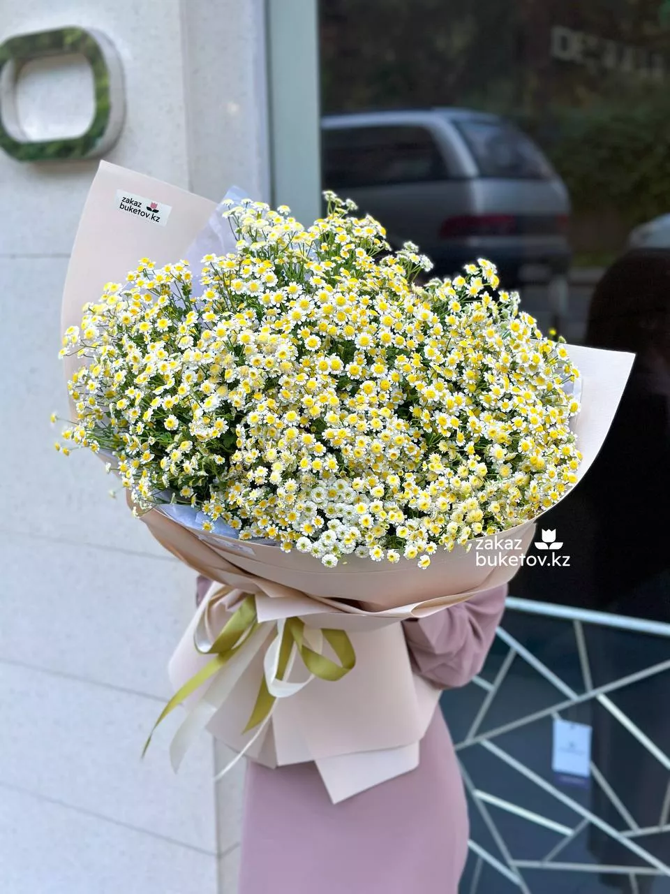 Букет "Ромашковое поле" с кустовой ромашкой