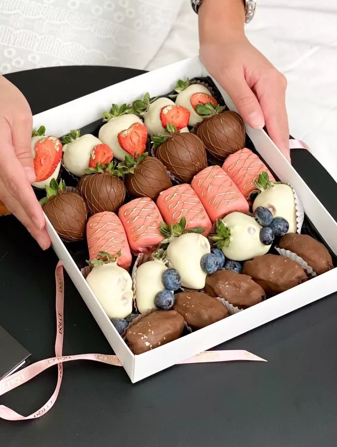 Фруктовый бокс "Эмма" бананы, клубника и финики в шоколаде