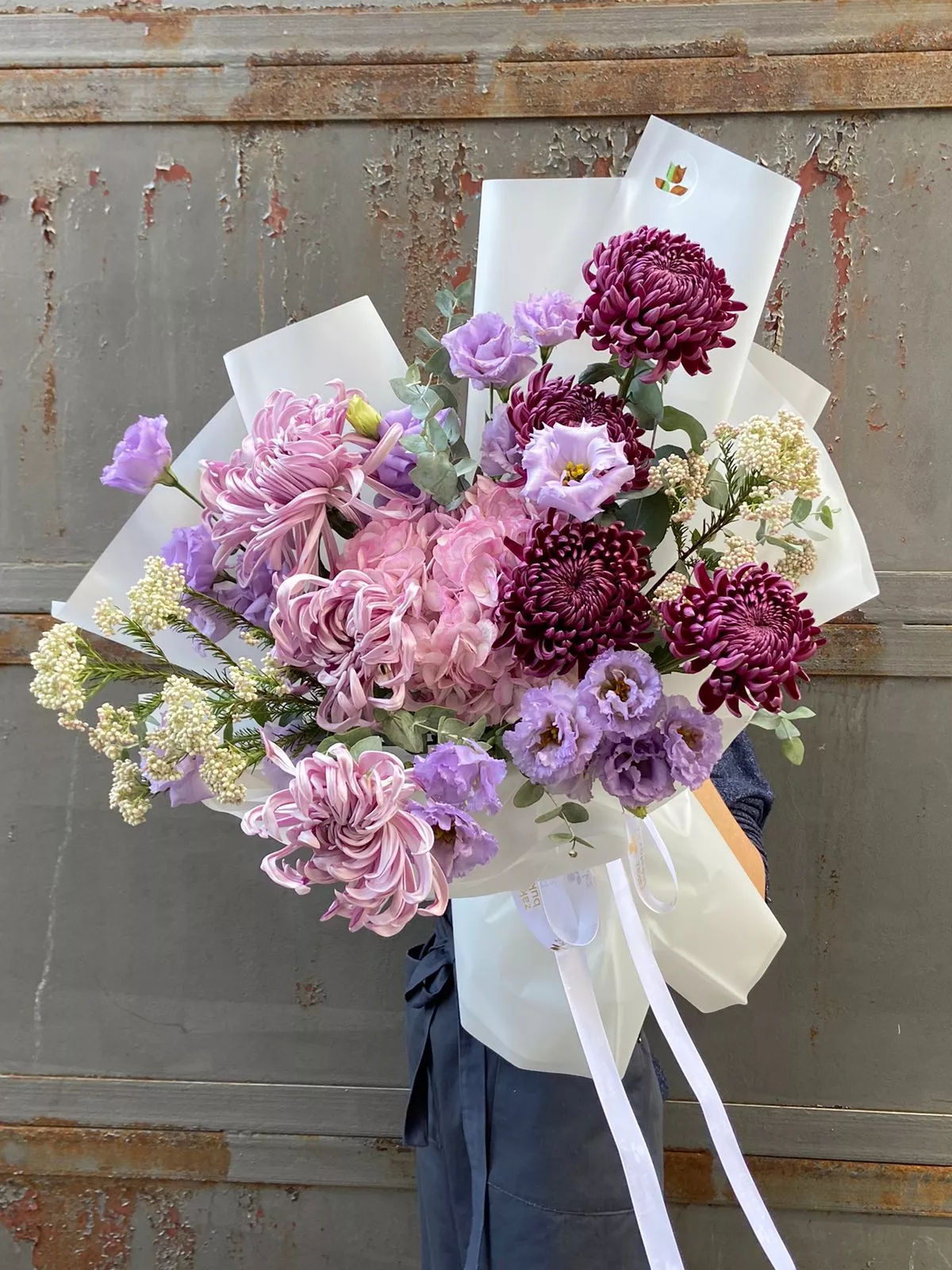 Композиция "Доротея" из гортензии, лизиантусов и хризантем