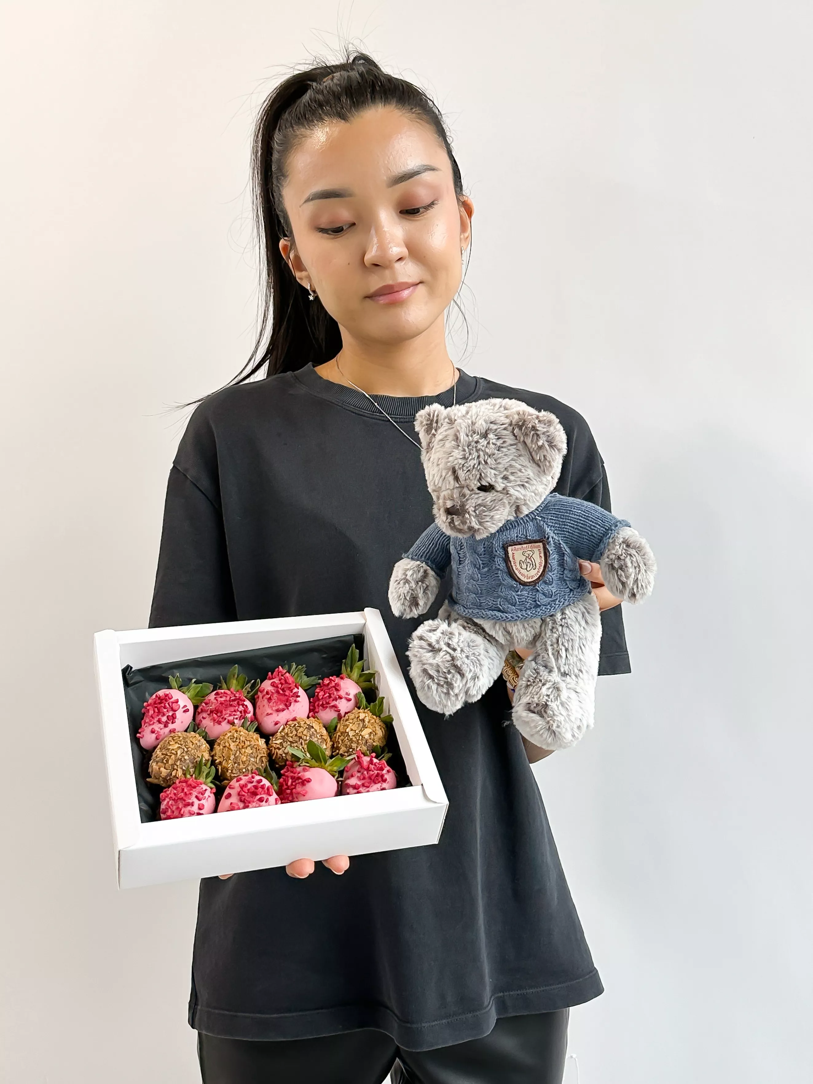 Сет "Клубника и Мишка" клубника в итальянском шоколаде и медвежонок