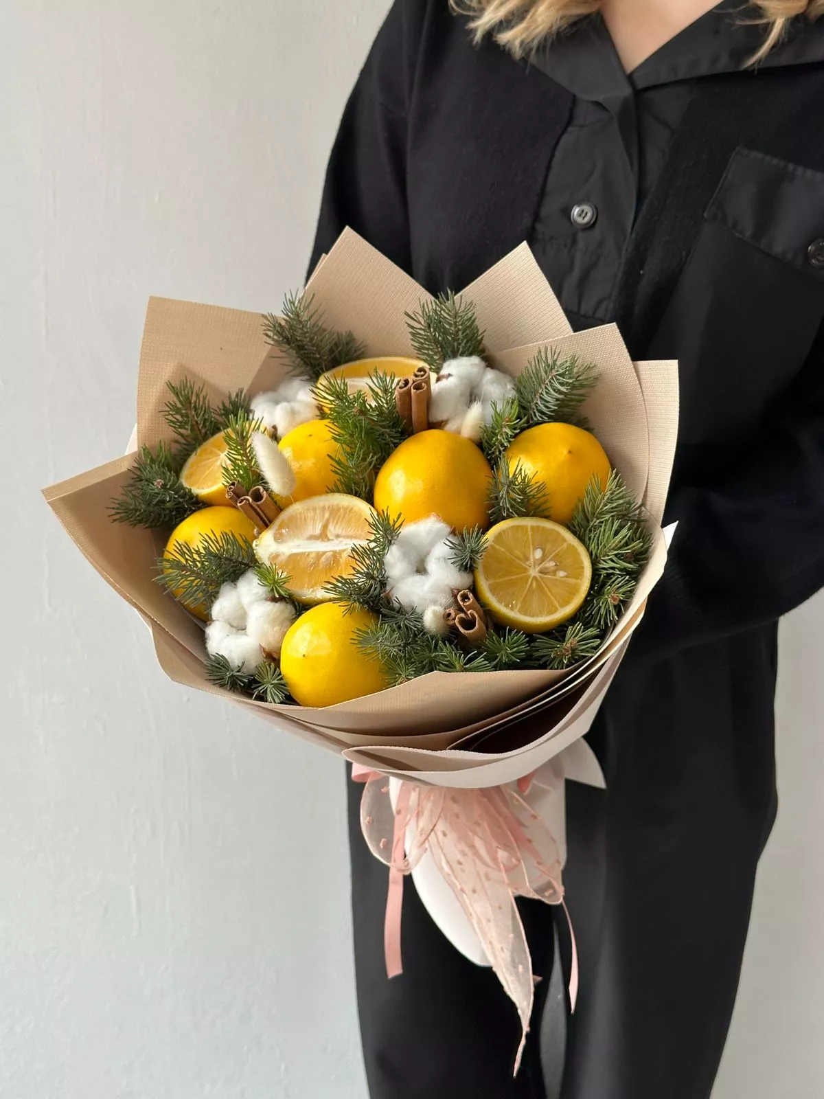 Фруктовый букет "Лимонка" из лимонов, хлопка и нобилиса