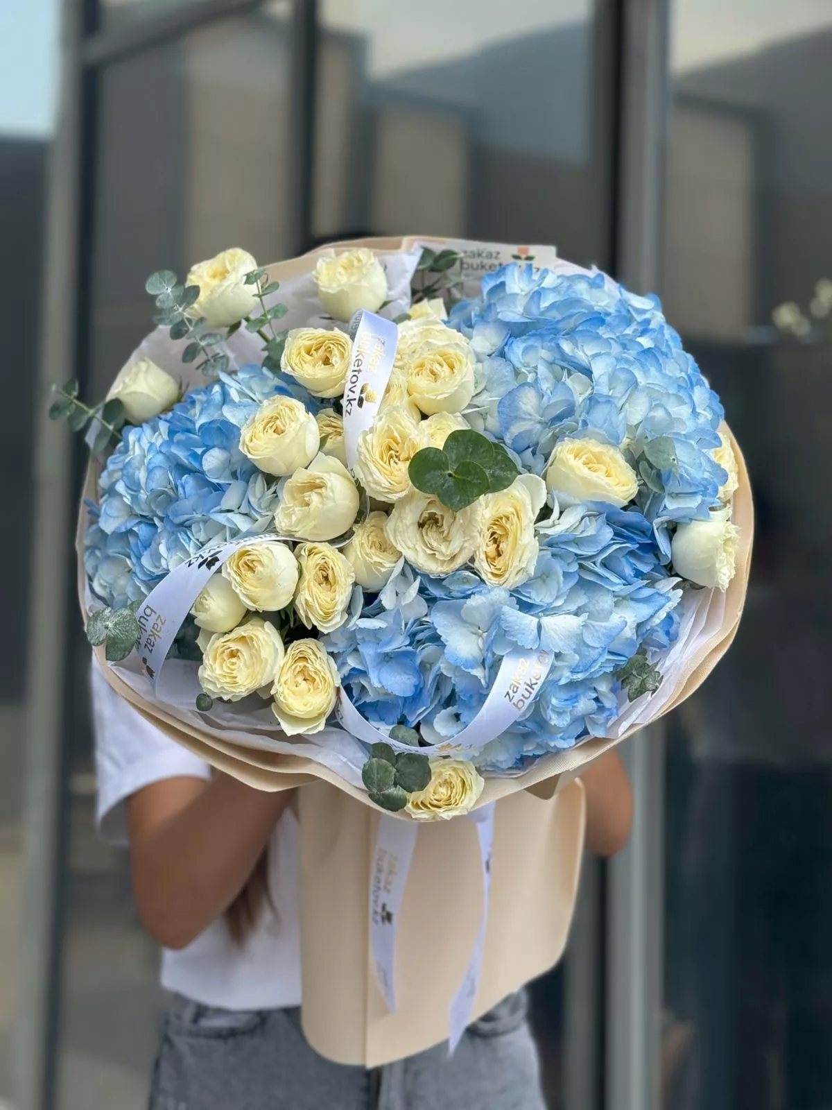 Букет "Орион" из гортензий и пионовидных спрей роз