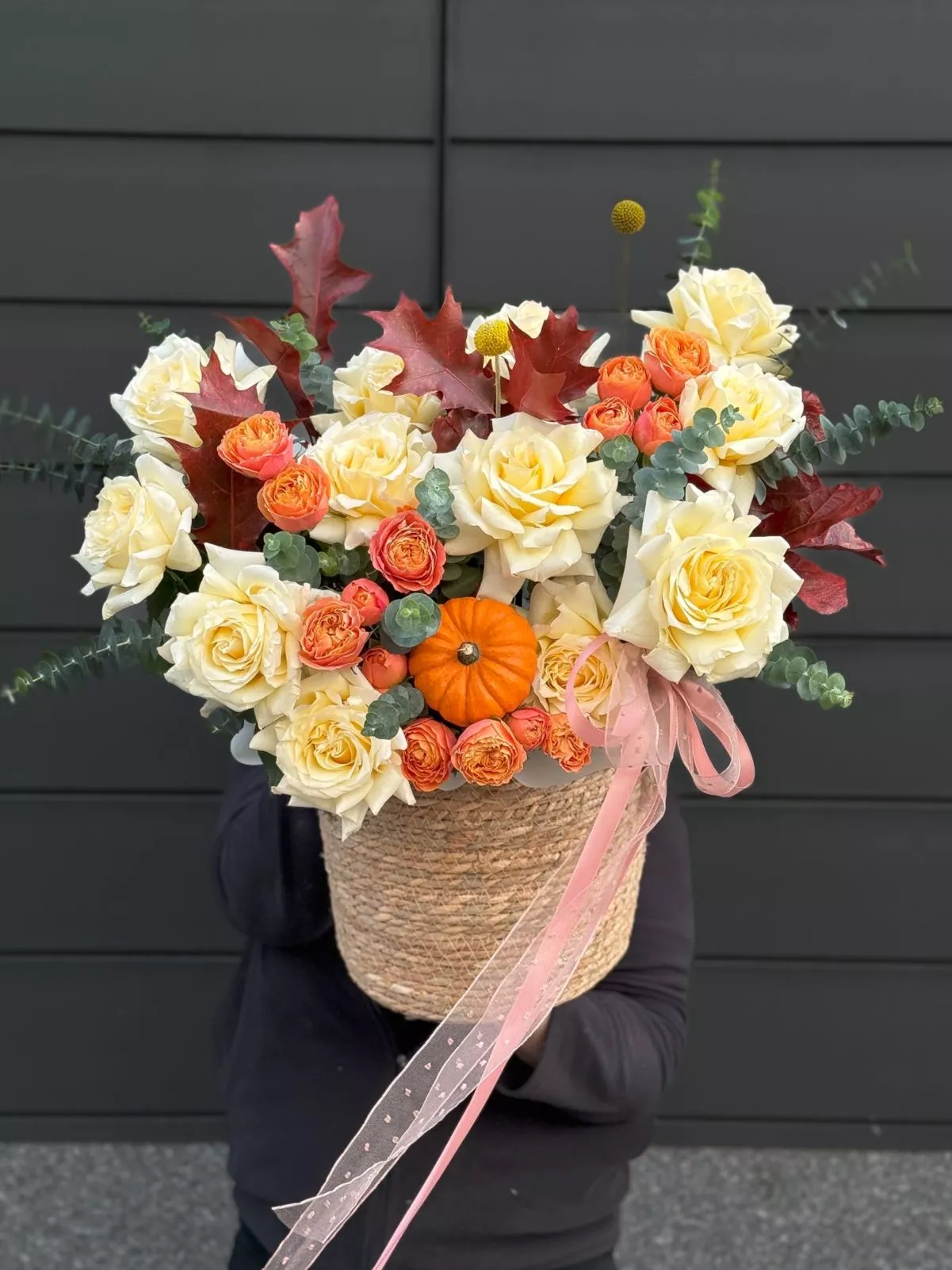 Композиция  "Элоди" из роз, кукурбиты и осенних листьев