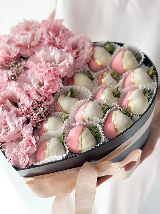 Клубничный бокс с цветами "Рози" клубника в белом и розовом шоколаде