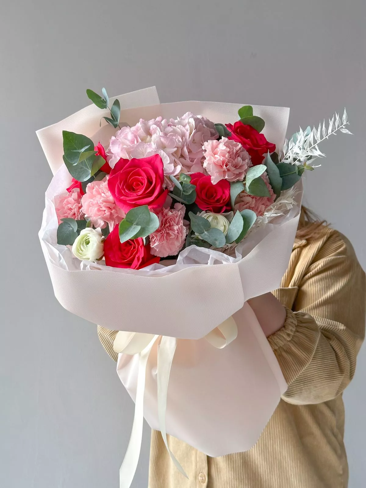 Букет "Роскошный Вальс" из гвоздик, гортензии, роз и ранункулюс