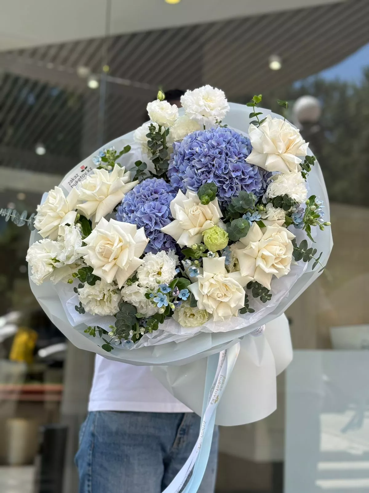 Букет "Морской бриз"  из гортензии, роз и лизиантусов