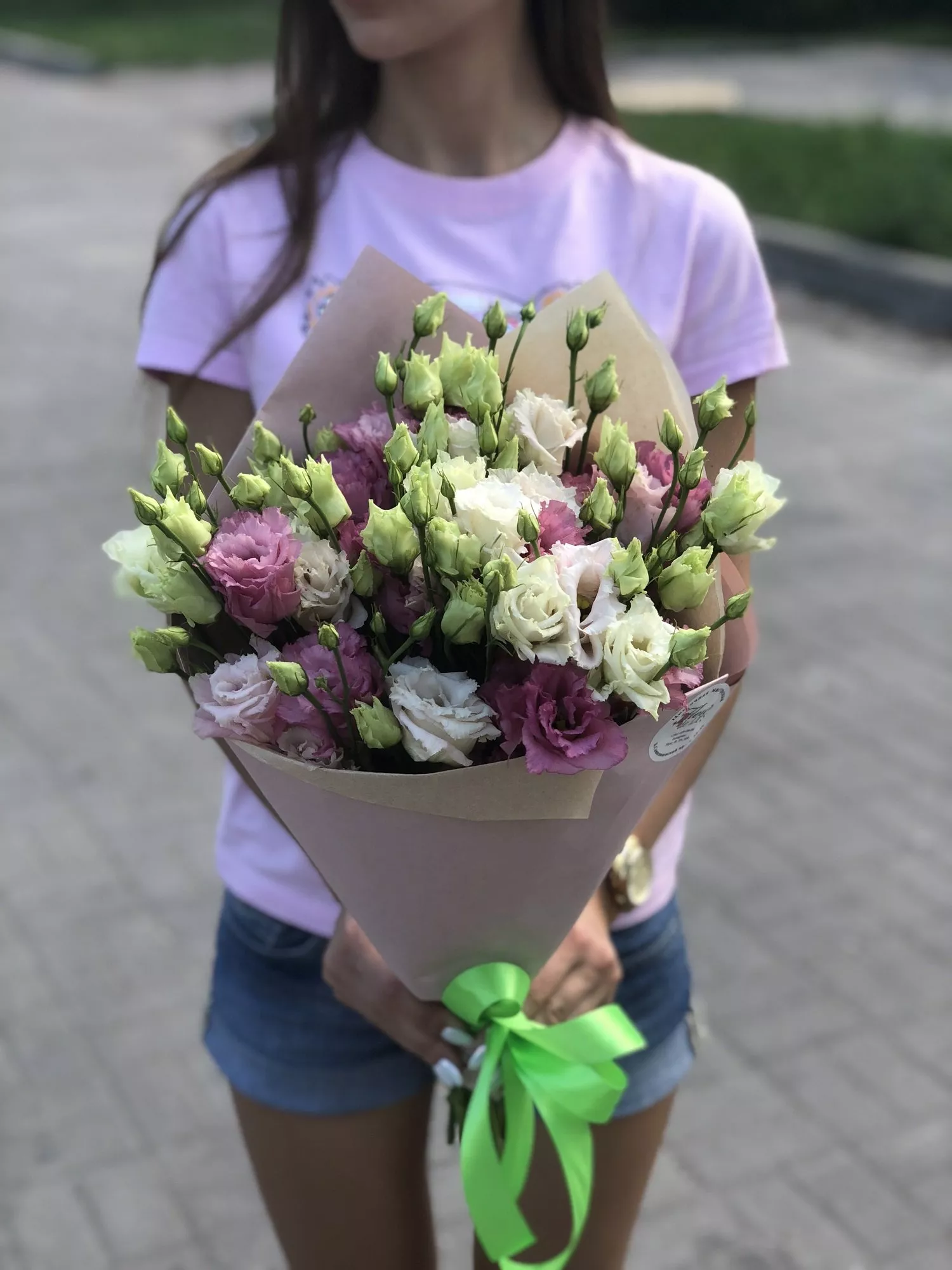 Букет из 9 белых и фиолетовых лизиантусов