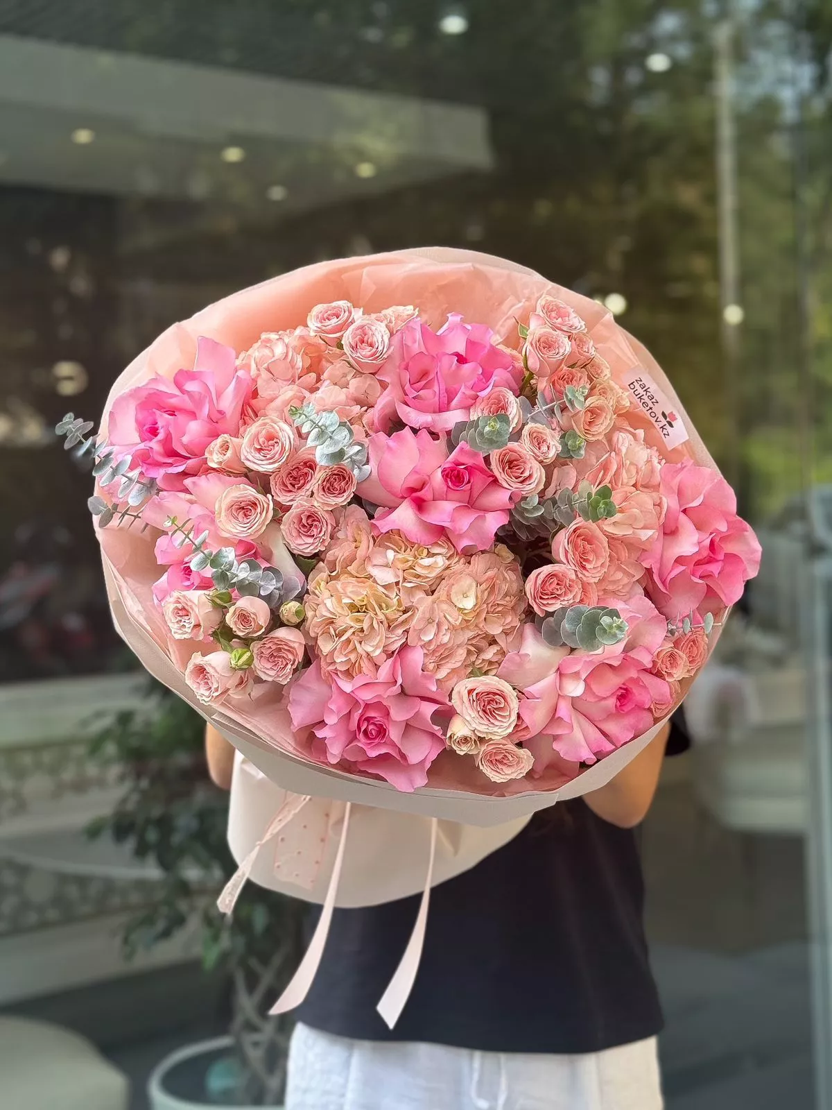 Букет "Цветочный блюз" из гортензии и роз