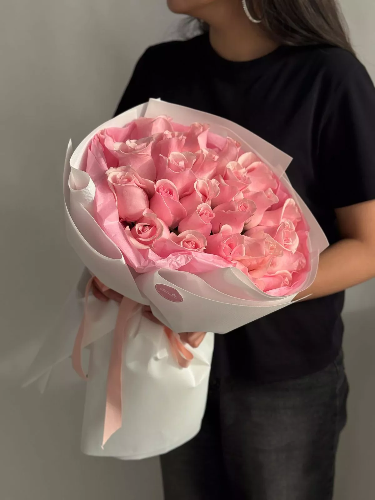 25 розовых роз в оформлении