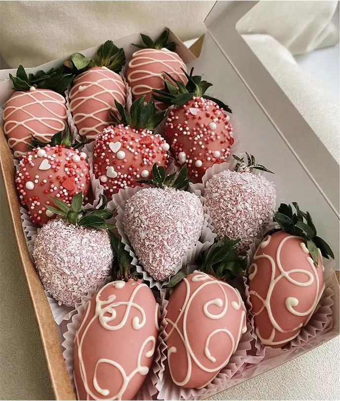 Клубничный бокс "Малиновый закат" клубника в розовом шоколаде