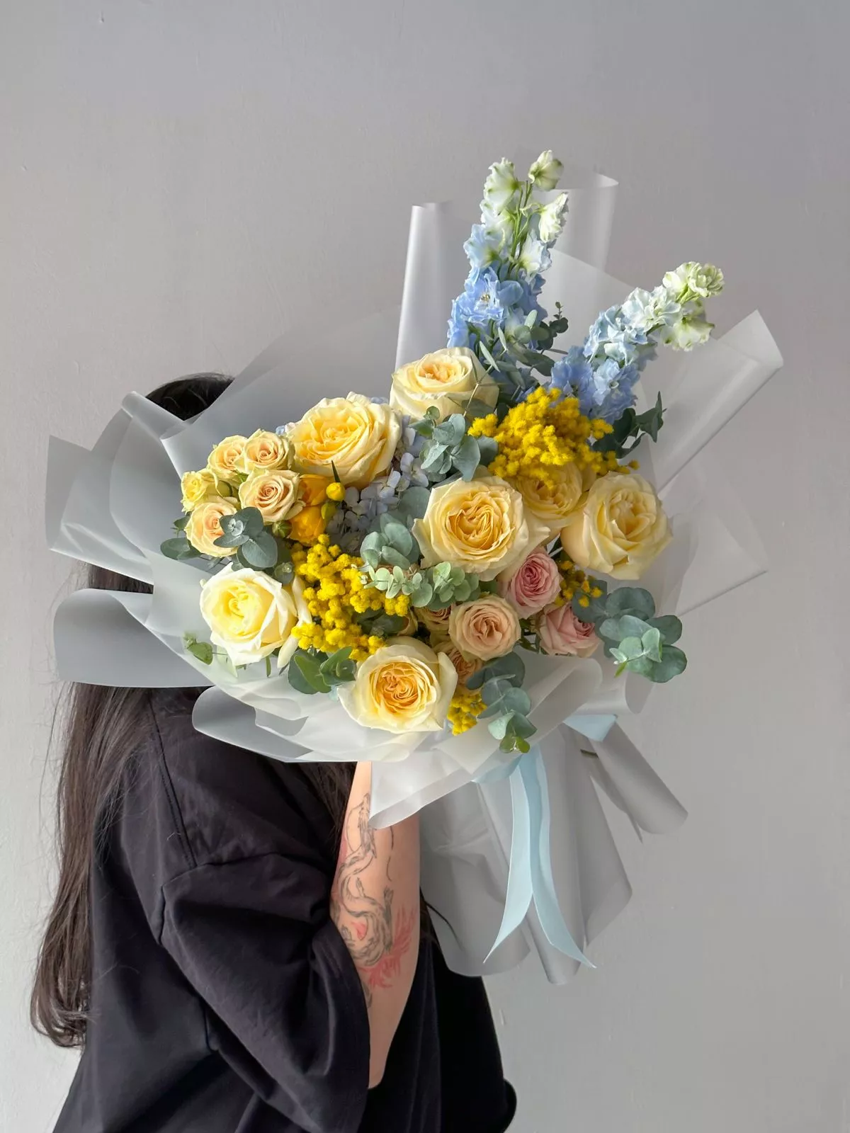 Букет "Amina" из гортензии, роз, фрезии, мимозы и дельфиниума