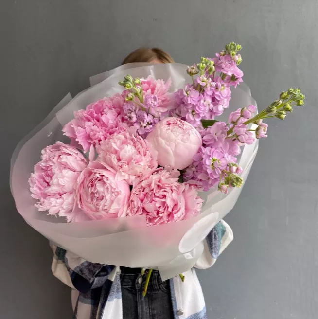 Букет "Само очарование" с дельфиниумом и пионами