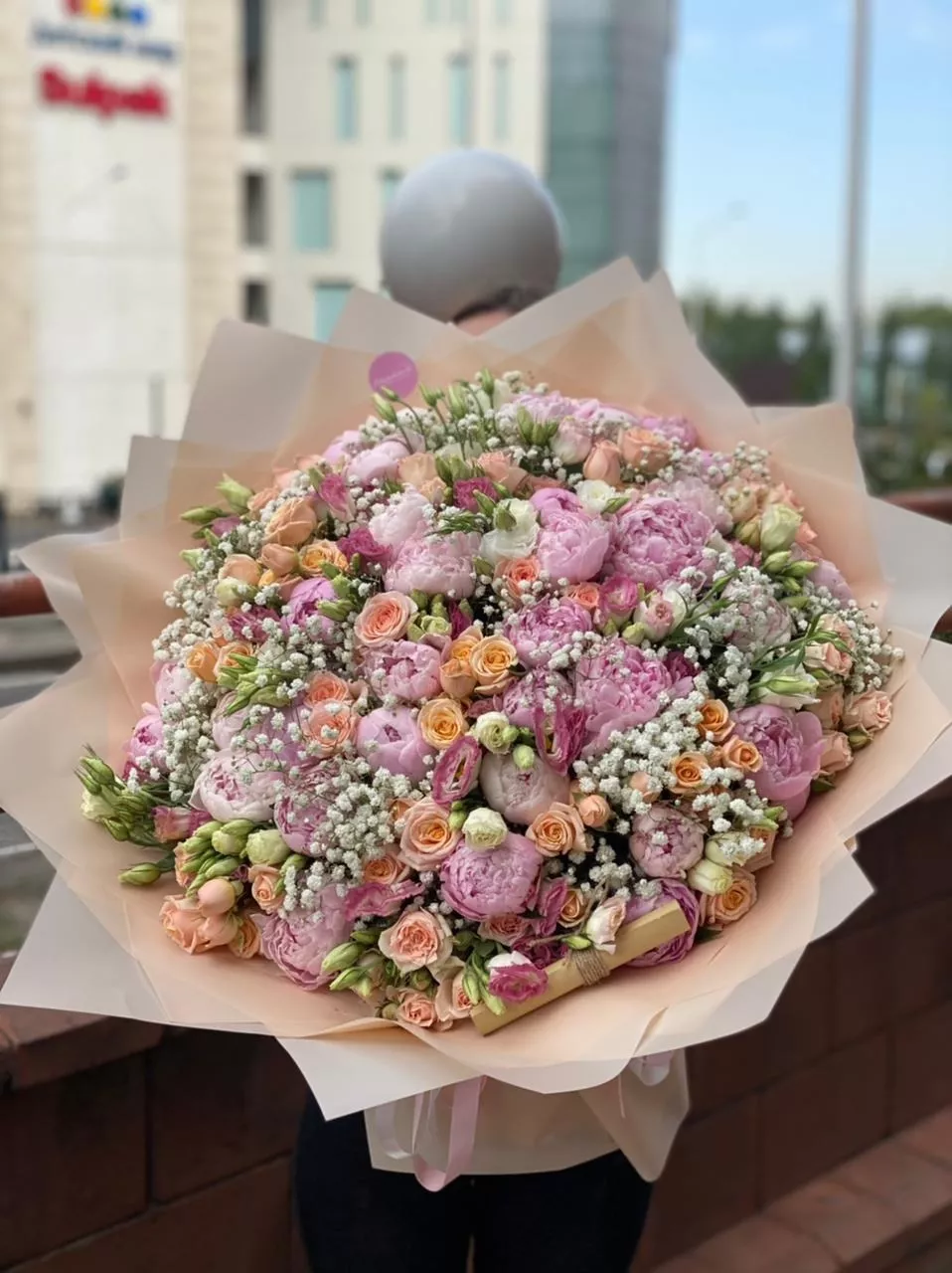 Букет "Венесса" с пионами, спрей розой, гипсофилой и лизиантусом