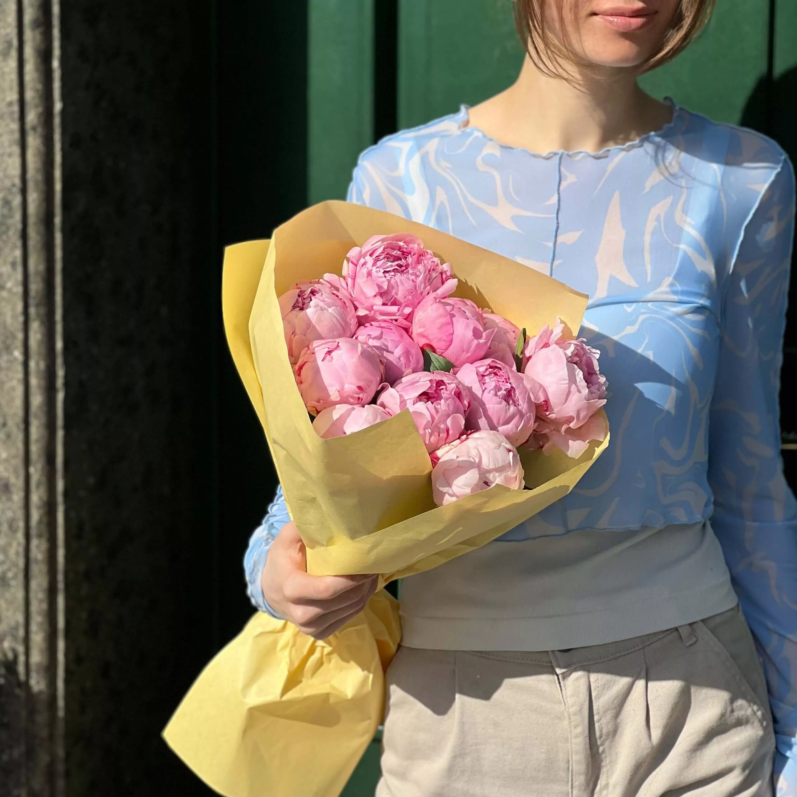 11 розовых голландских пионов  в оформлении