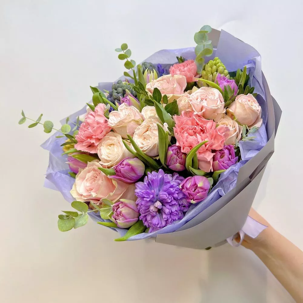 Букет "Delight" из гиацинтов, тюльпанов, гвоздик и роз