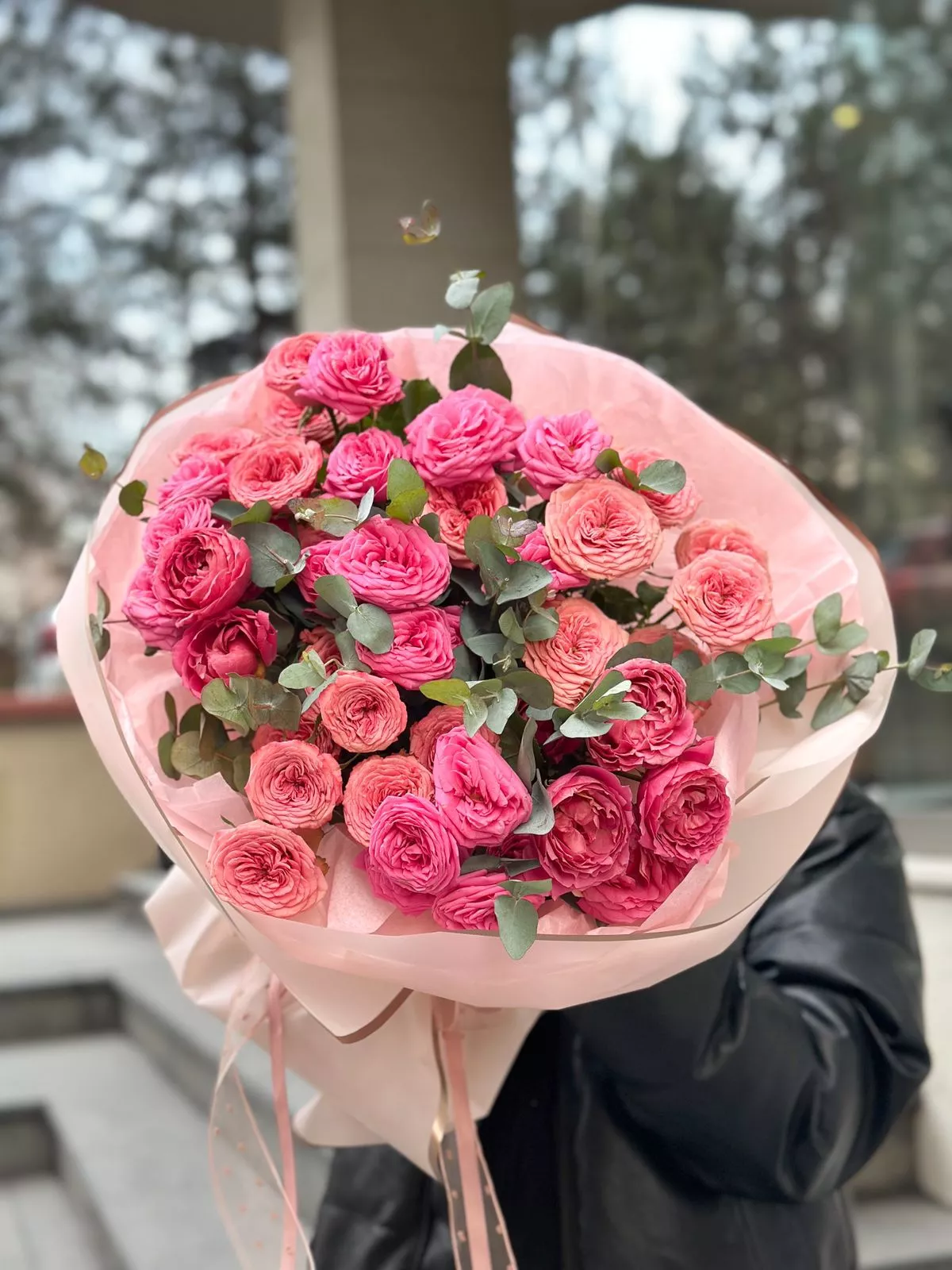Композиция "Фиеста" из пионовидных спрей роз и эвкалипта