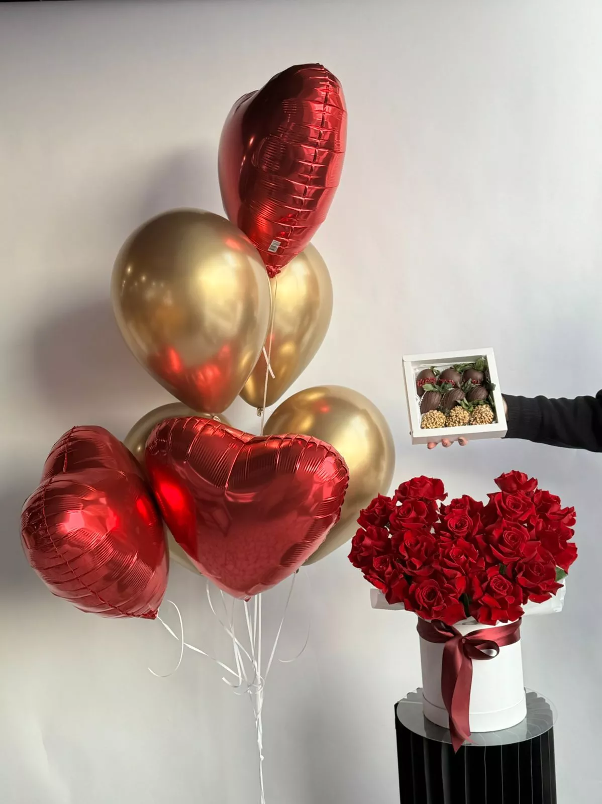 Сет "Страстный микс" розы в коробке, воздушные шары и  коробка клубники в шоколаде