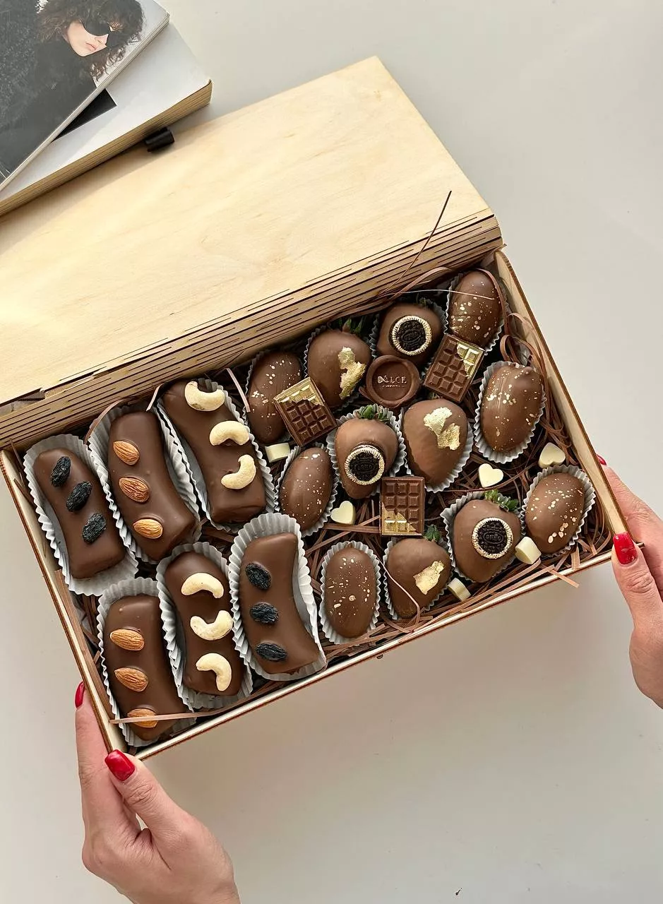 Фруктовый бокс "Роскошь" бананы, финики и клубника в деревянной шкатулке