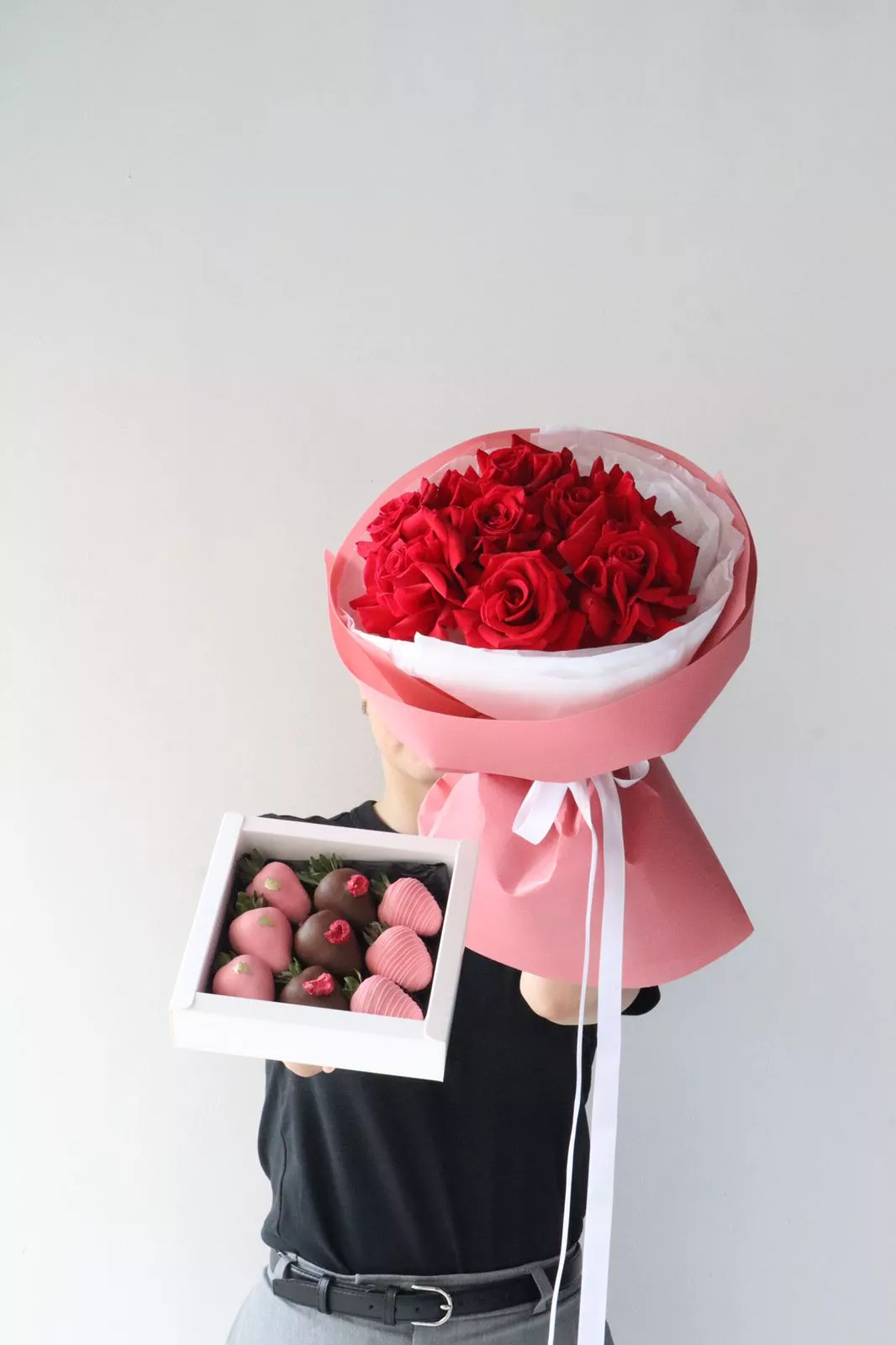 Сет "Алая любовь"  букет из роз и клубника в шоколаде