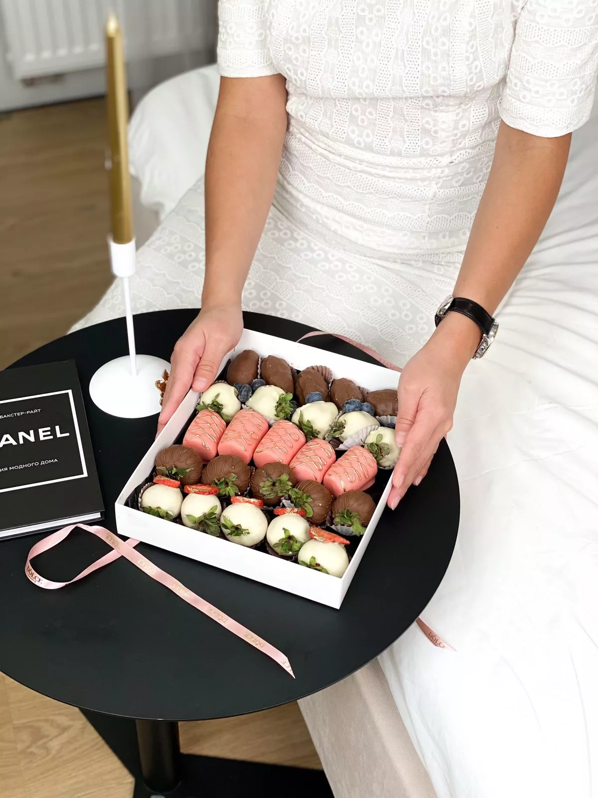 Фруктовый бокс "Эмма" бананы, клубника и финики в шоколаде